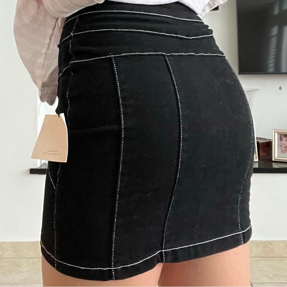Black mini skirt from Revolve (brand: Superdown) - Picture 2 of 3